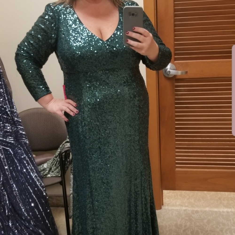 Beautiful emerald green sequin dress.
